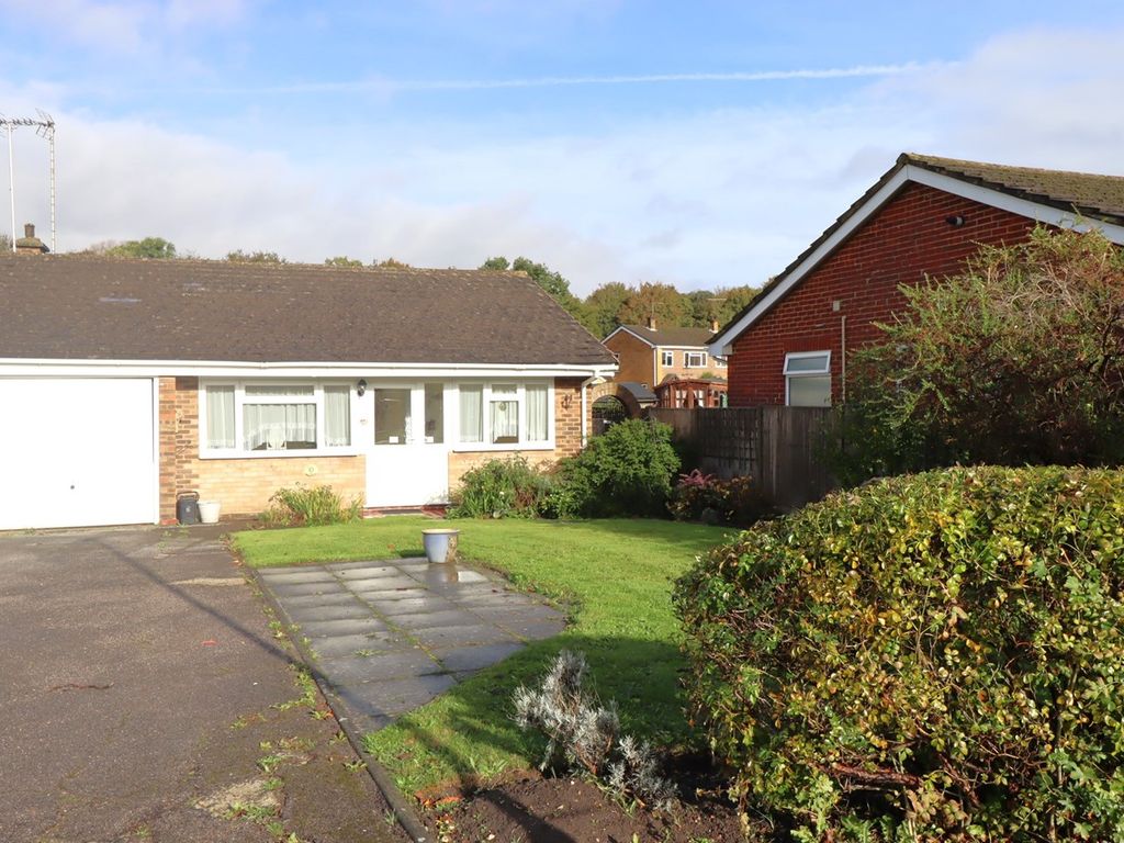 3 bed bungalow for sale in Medway Drive, Farnborough GU14, £375,000