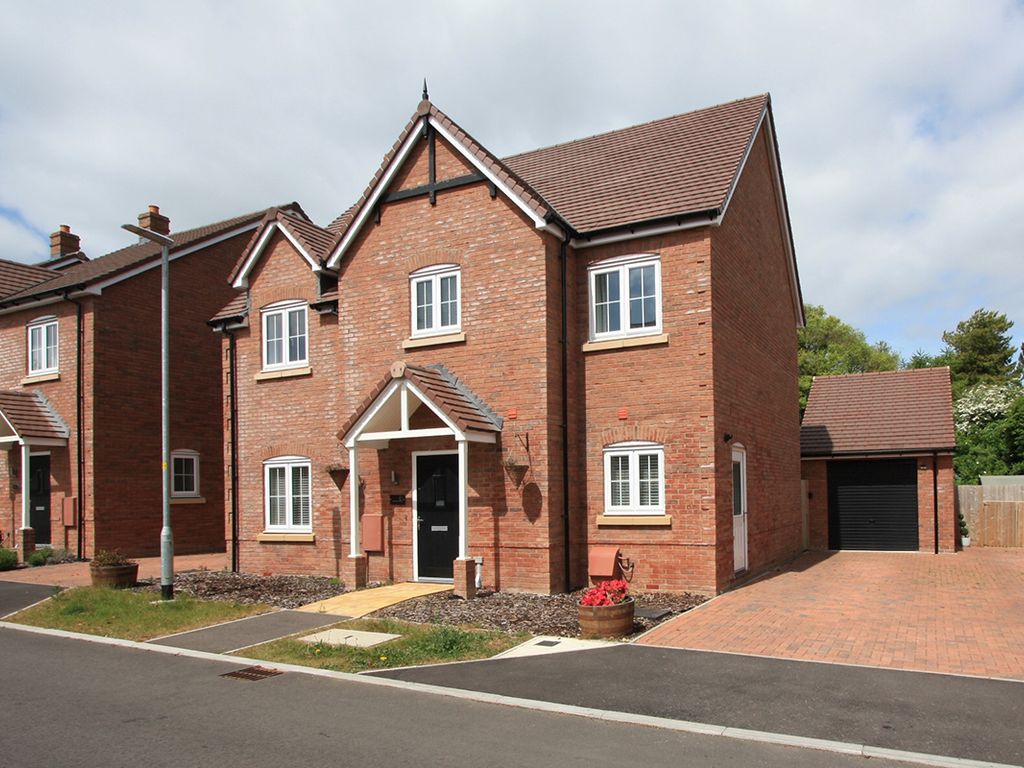 4 bed detached house for sale in Fortuna Road, Blunsdon SN26, £475,000
