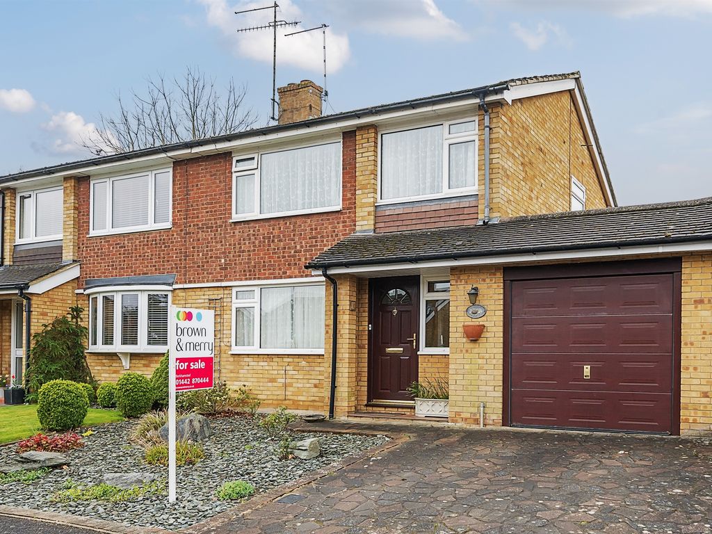 3 bed semidetached house for sale in Coombe Gardens, Berkhamsted HP4