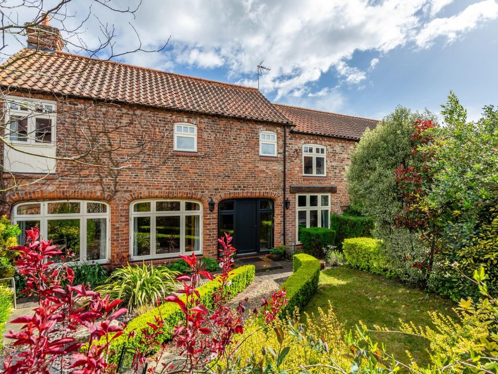 5 bed barn conversion for sale in Walnut Close, Heslington, York YO10