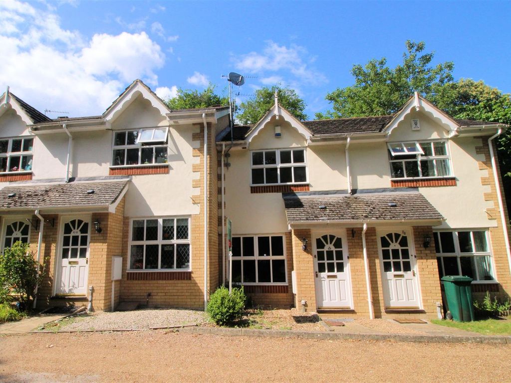2 bed terraced house to rent in Alexandra Gardens, Knaphill, Woking