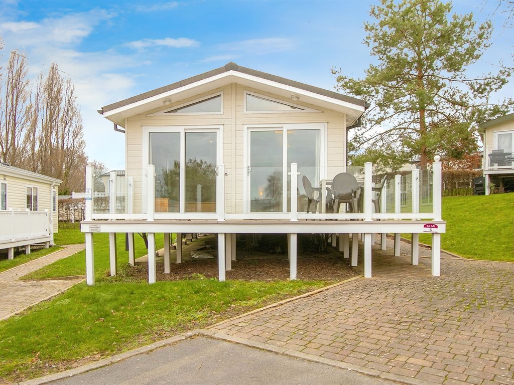 2 bed mobile/park home for sale in Napier Road, Hamworthy, Poole BH15