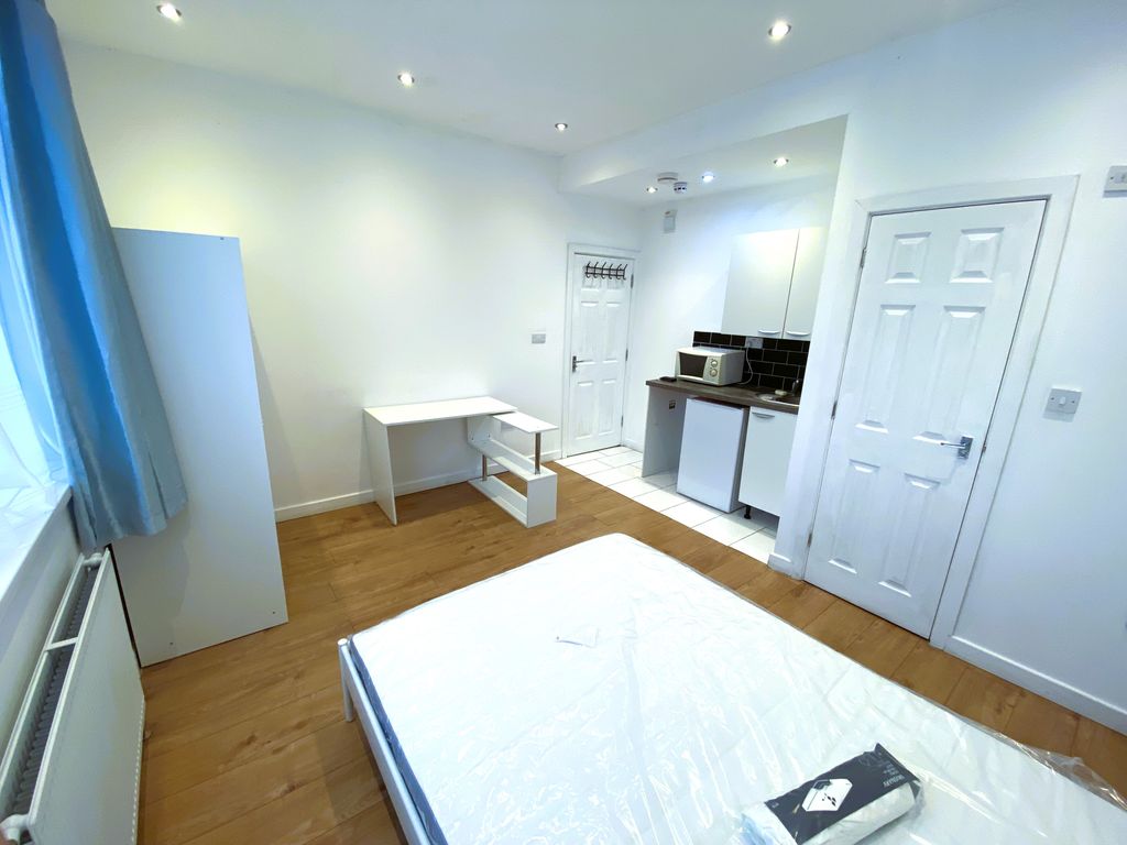 Studio to rent in Ilford Lane, Ilford IG1, £900 pcm Zoopla