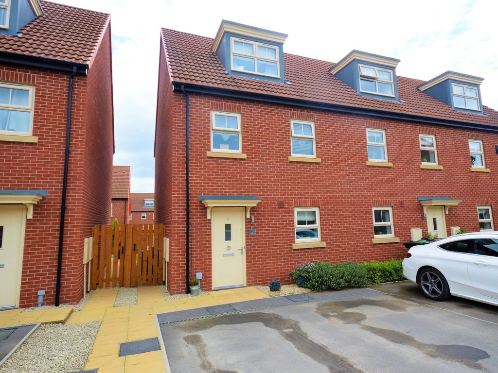 3 bed town house for sale in Camplin View, Ackworth, Pontefract, West
