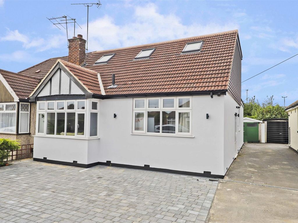 4 bed semidetached bungalow for sale in Herlwyn Avenue, Ruislip HA4, £