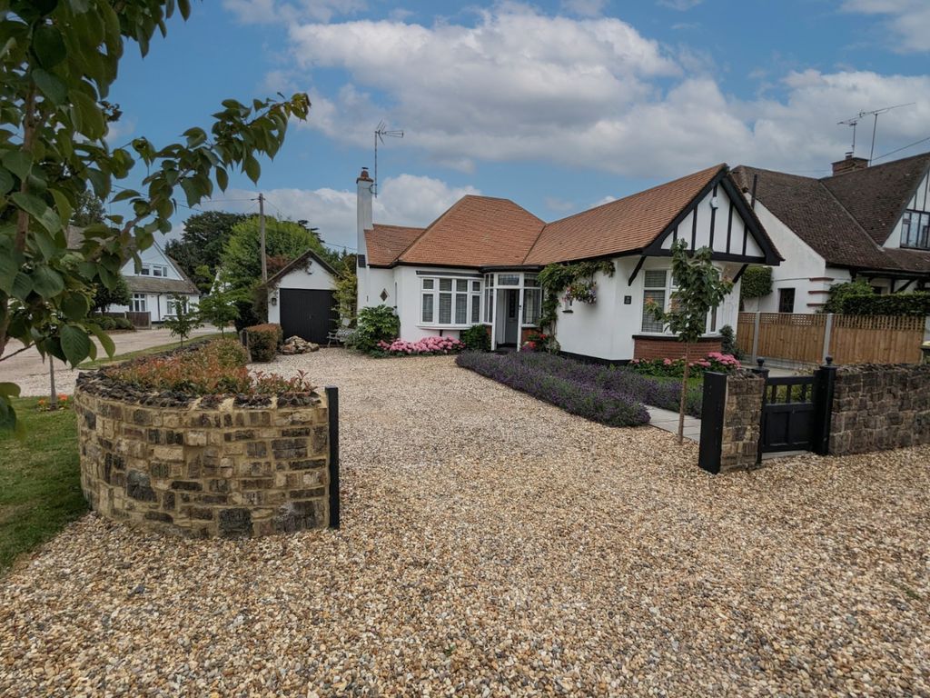 2 bed detached bungalow for sale in Oak Road, Rochford SS4, £675,000