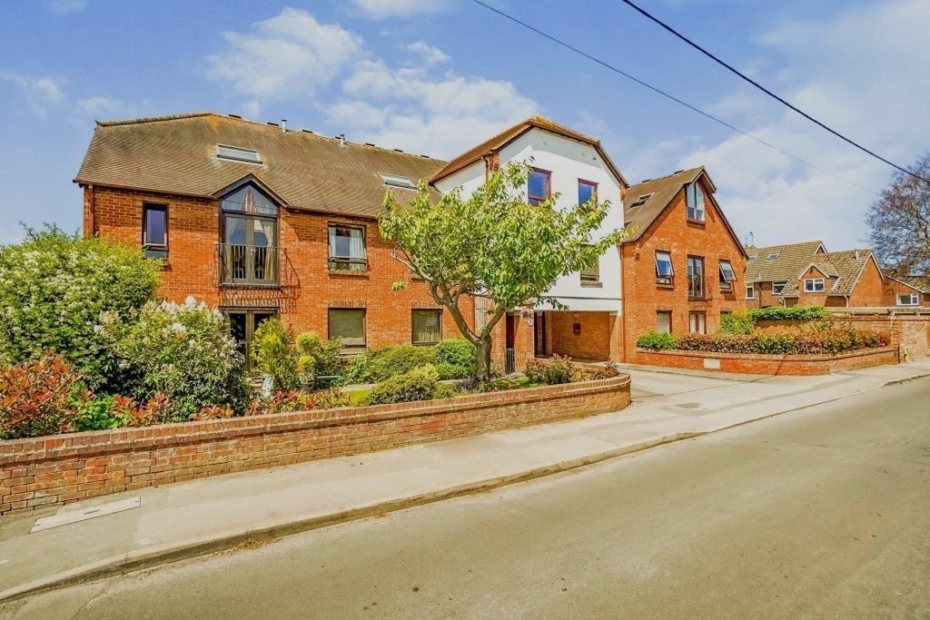 2 bed flat for sale in Croft Road, Thame OX9, £325,000 Zoopla