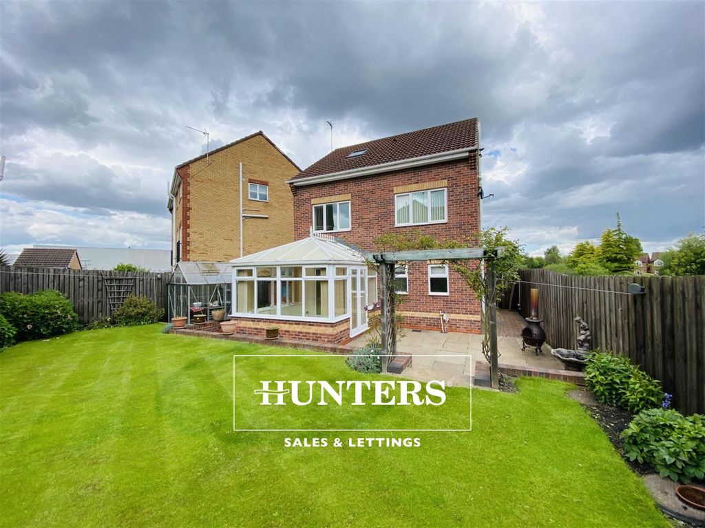 5 bed detached house to rent in Buckingham Way, Castleford WF10, £1,400