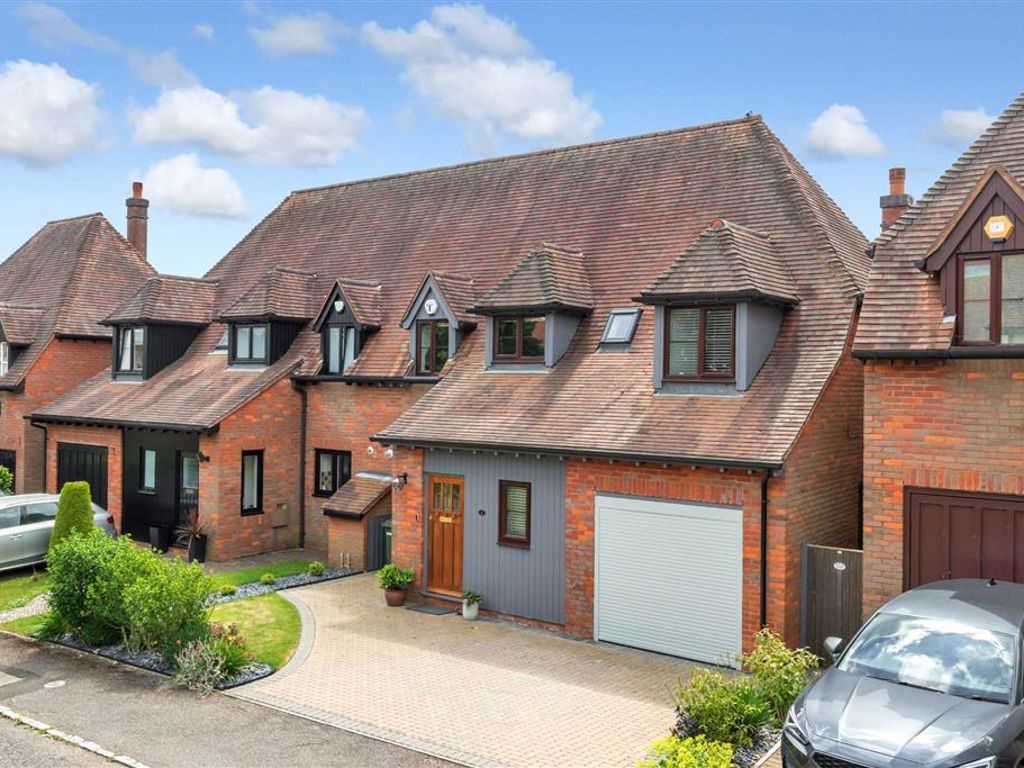 4 bed semidetached house for sale in Butterfield Close, Woolstone