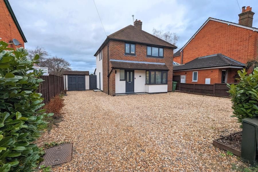 3 bed detached house to rent in Robin Hood Road, Knaphill, Woking