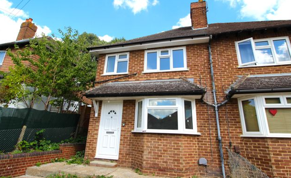 3 bed semidetached house for sale in Foxburrows Avenue, Guildford