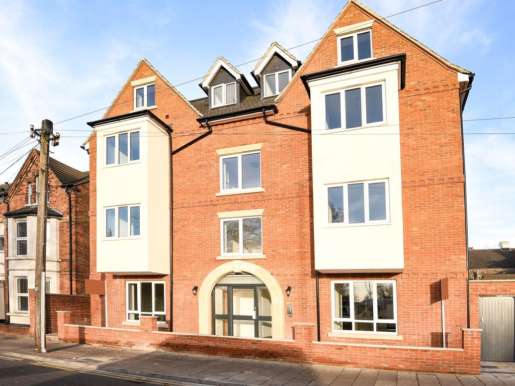 2 bed flat for sale in Ashburnham Road, Bedford MK40 Zoopla