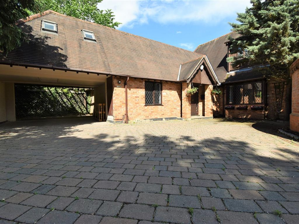 4 bed detached house for sale in Thornhill Road, Ickenham, Uxbridge