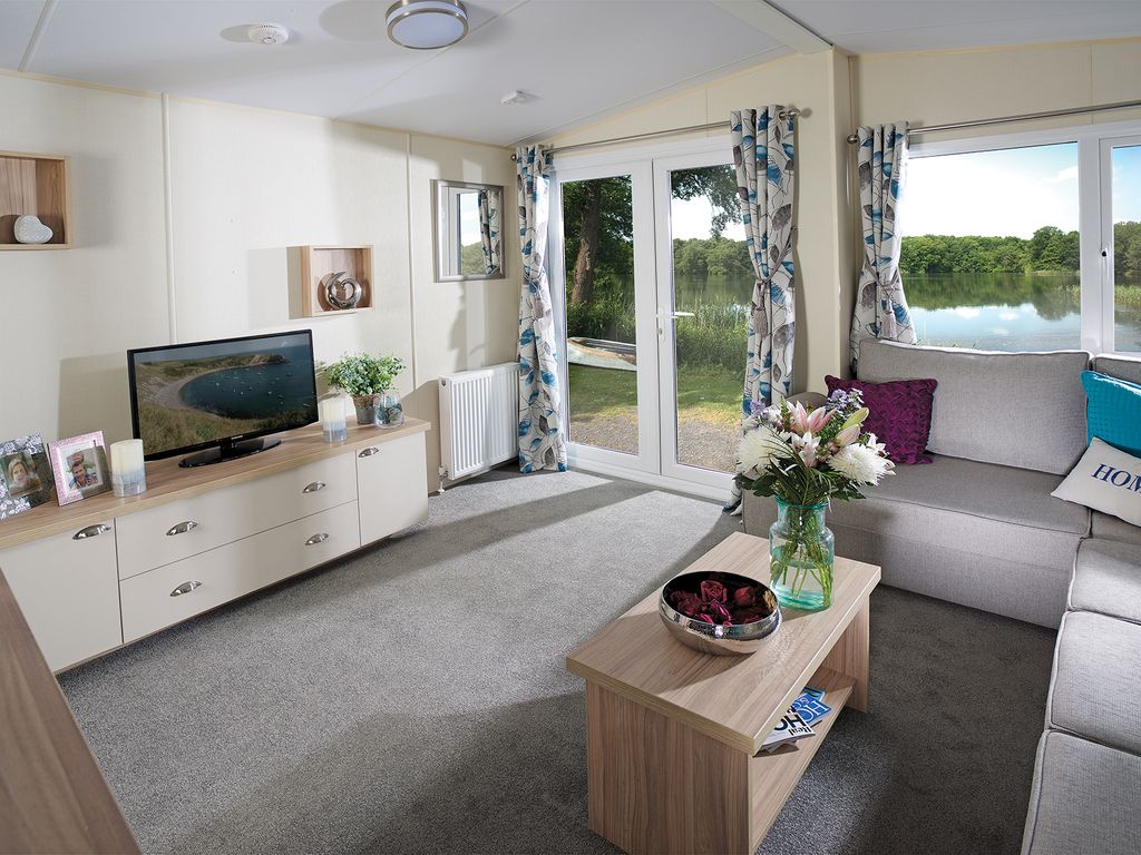 2 bed mobile/park home for sale in Boundary Ln, St Leonards, Ringwood