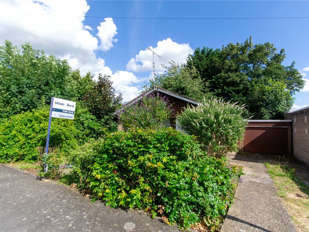 2 bed bungalow for sale in Barnabas Road, Linslade, Leighton Buzzard