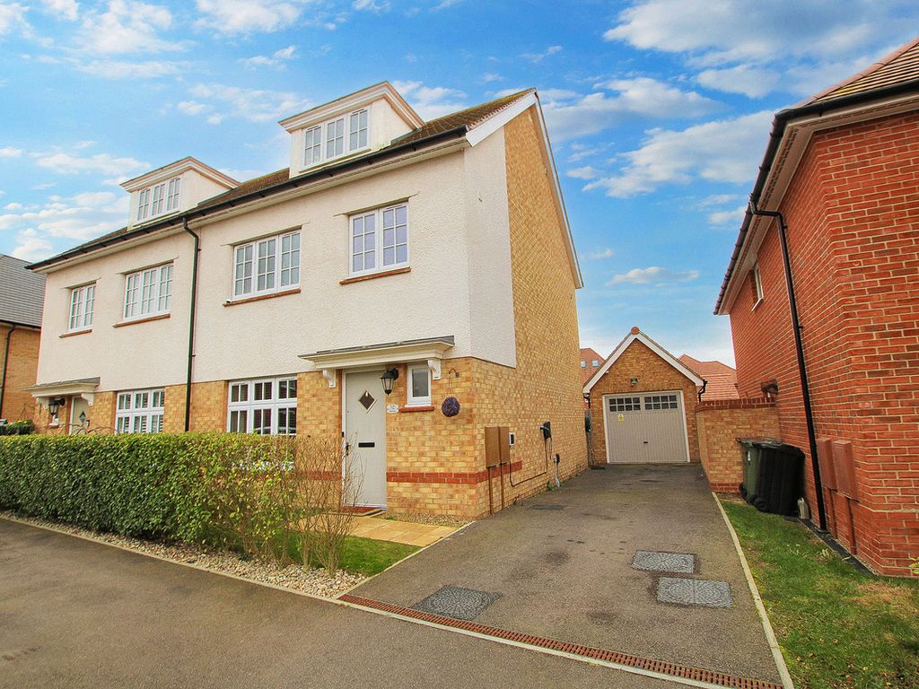 4 bed semidetached house for sale in Dixon Road, Basildon SS16, £