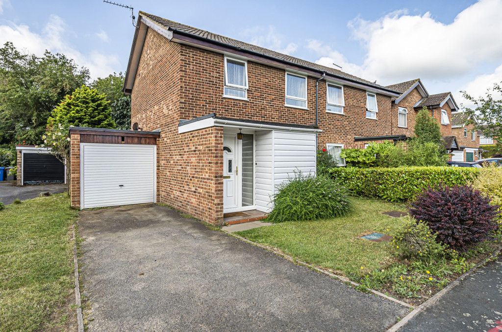 3 bed semidetached house to rent in Treesmill Drive, Maidenhead SL6, £
