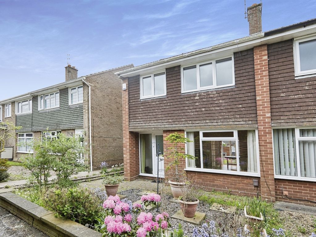 3 bed semidetached house for sale in Broomhill Close, Mickleover