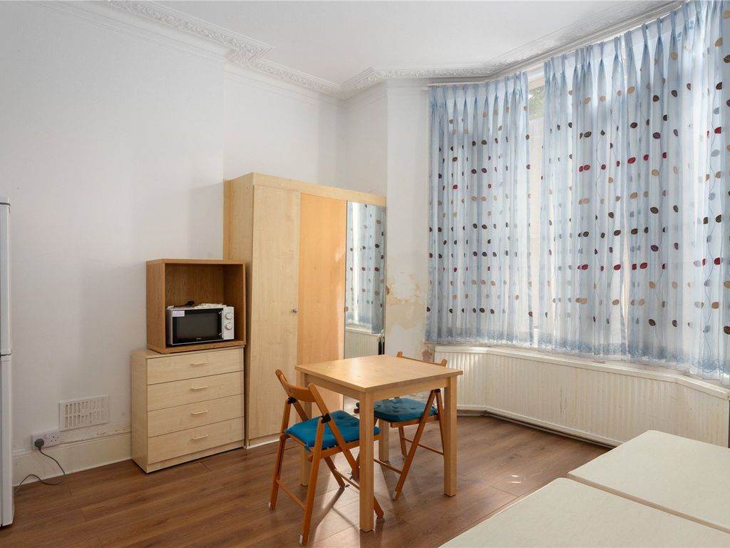 Studio to rent in Sutton Court Road, Chiswick W4, £1,100 pcm Zoopla