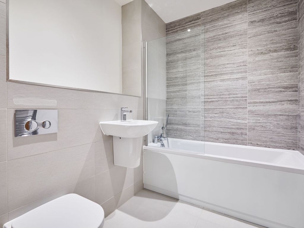 2 bed flat to rent in Oldham Road, Manchester M4, £1,200 pcm Zoopla