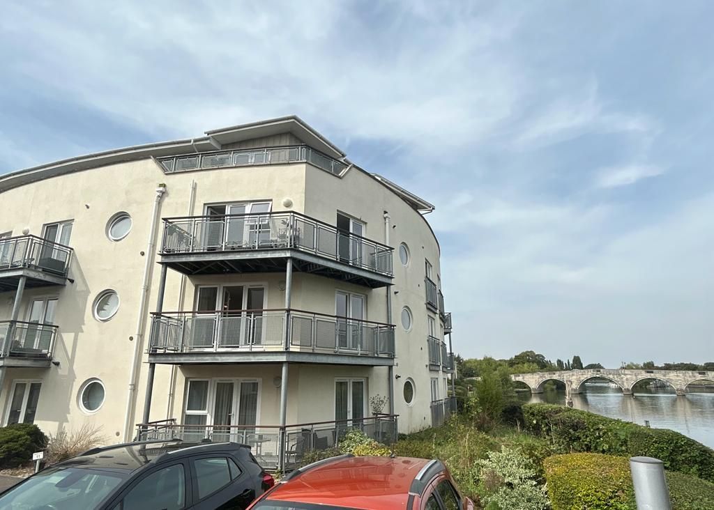 2 bed flat for sale in Chertsey House, Bridge Wharf, Surrey KT16, £