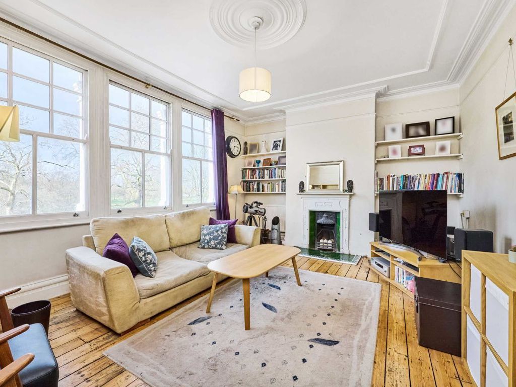 3 bed flat for sale in Cavendish Parade, Clapham Common South Side