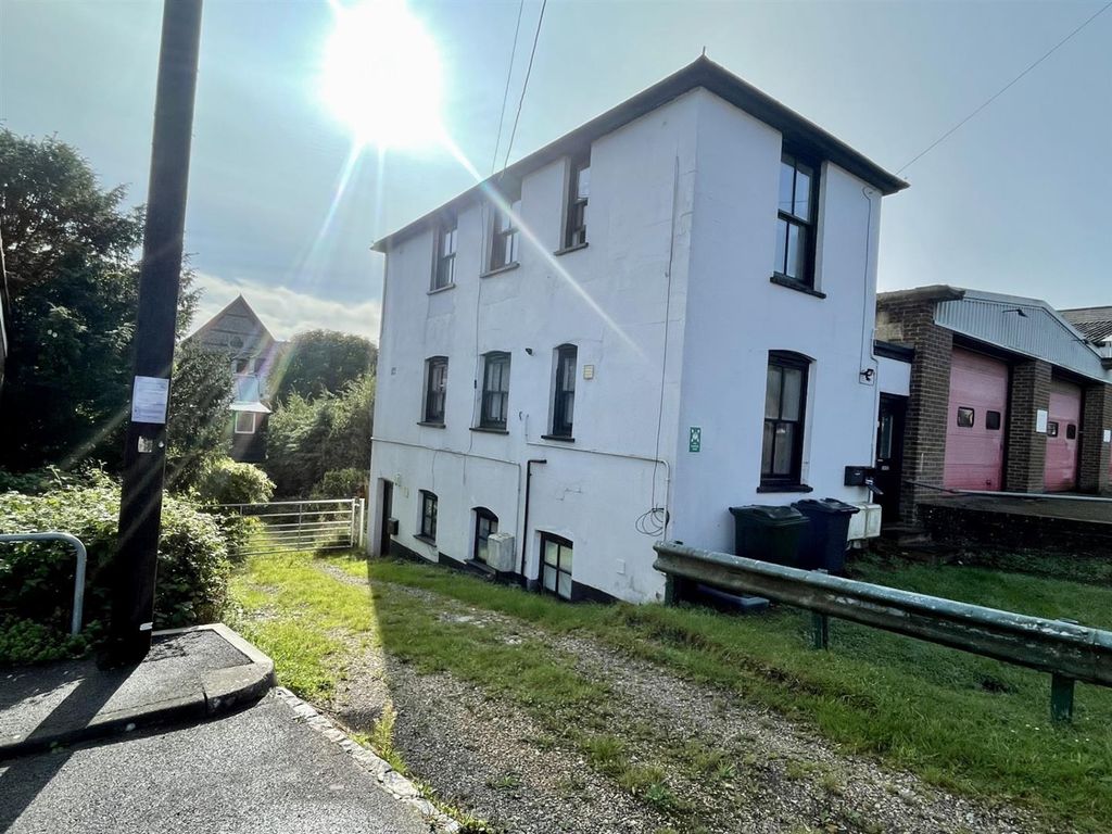 1 bed flat to rent in High Street, Lane End, High HP14, £900