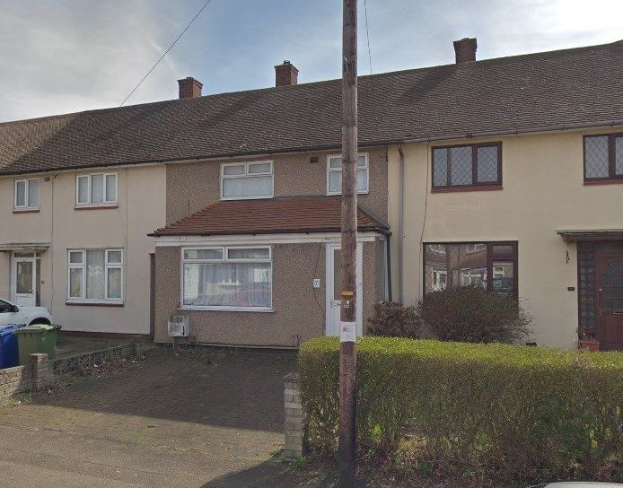 3 bed terraced house for sale in Barle Gardens, South Ockendon RM15, £