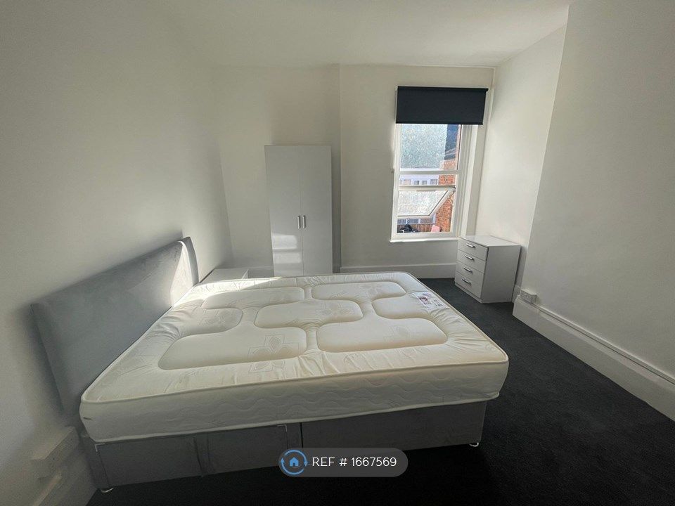 Room to rent in Bromley Road, London SE6 Zoopla