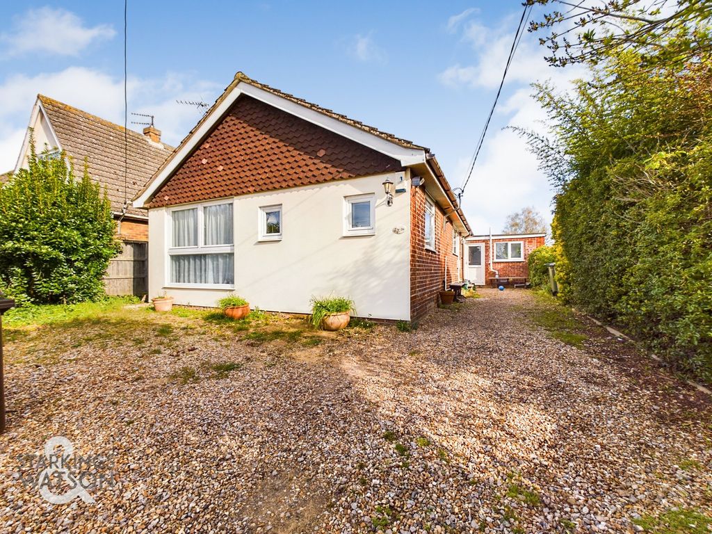 4 bed detached bungalow for sale in Holmesdale Road, Brundall, Norwich