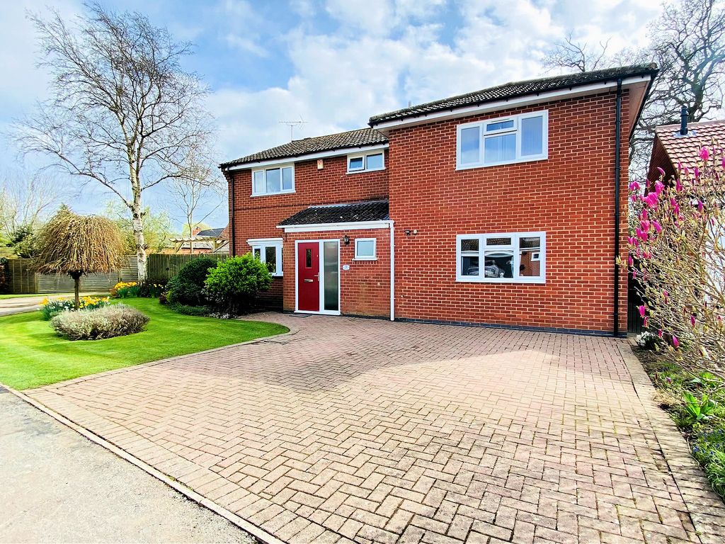 6 bed detached house for sale in Cottesmore Avenue, Oadby LE2, £750,000