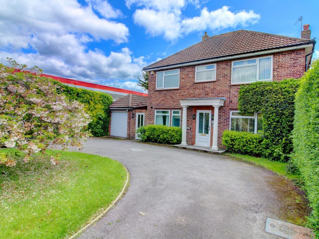 3 bed detached house for sale in Marlow Road, High HP11, £