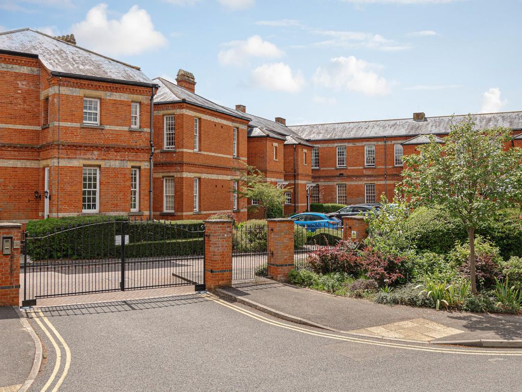 3 bed flat for sale in Sandy Mead, Epsom KT19 Zoopla