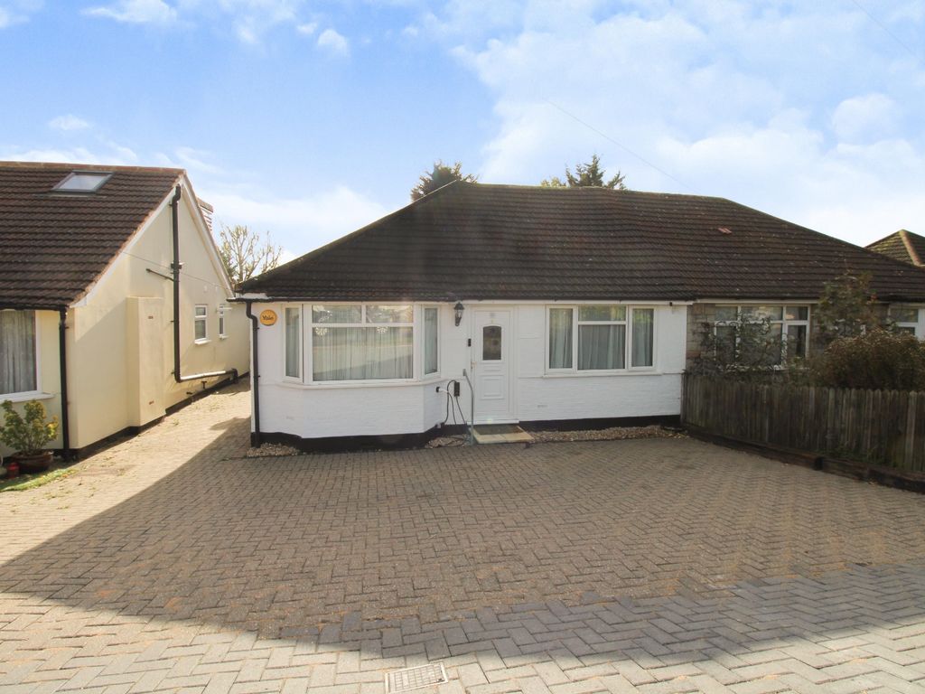 3 bed semidetached bungalow to rent in Carpenders Avenue, Watford WD19