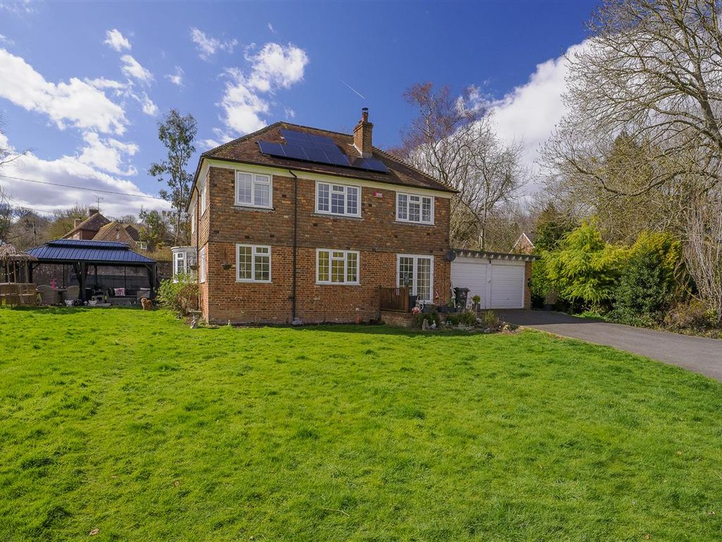 4 bed detached house for sale in Hunters Way, Denwood Street, Crundale