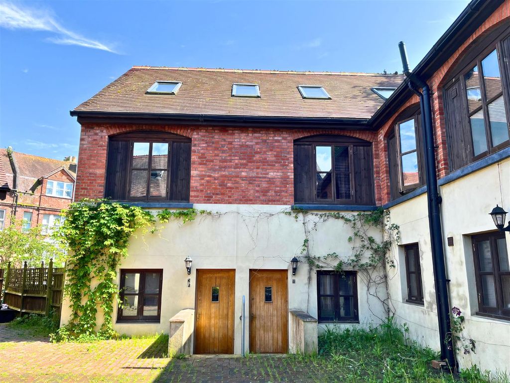 2 bed flat to rent in Tower Road West, St. LeonardsOnSea TN38, £895