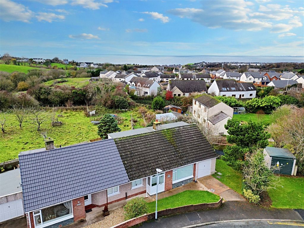 4 bed semidetached bungalow for sale in Kiln Green Avenue, High