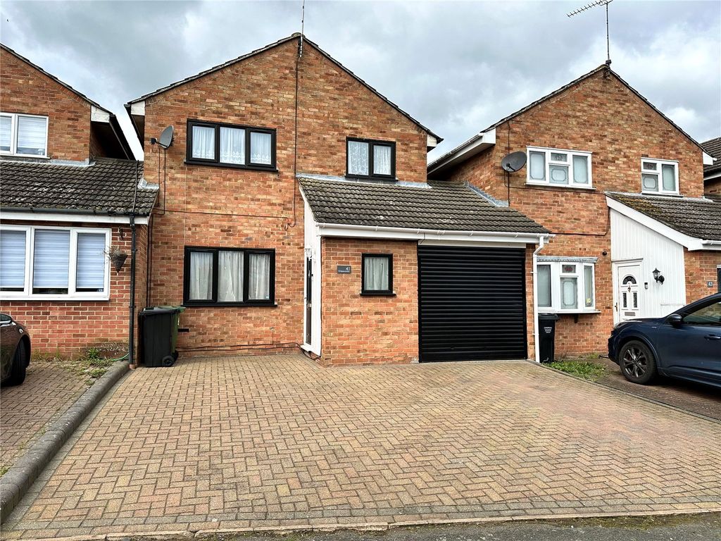 3 bed link detached house for sale in Cumberland Drive, Basildon, Essex