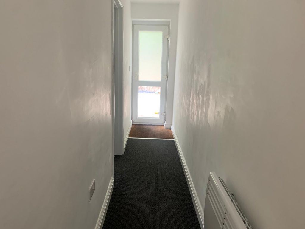 2 bed flat to rent in Connaught Road, Luton LU4, £1,100 pcm Zoopla