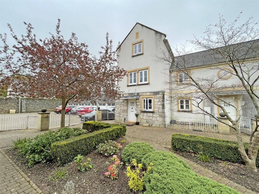 4 bed end terrace house for sale in Captains Gardens, Manadon Park