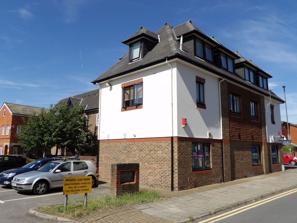 1 bed flat to rent in Station Road, Egham, Surrey TW20, £1,100 pcm - Zoopla