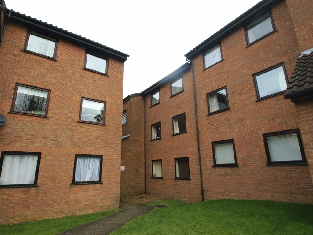 2 bed flat to rent in Valley Green, Woodhall Farm, Hemel Hempstead HP2
