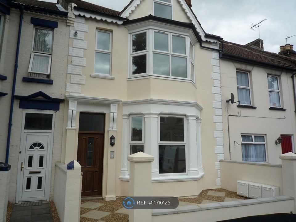 2 bed to rent in Copenhagen Road, Gillingham ME7, £1,150 pcm Zoopla