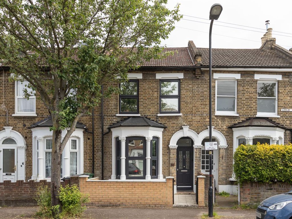 3 bed property for sale in Leslie Road, London E11 Zoopla