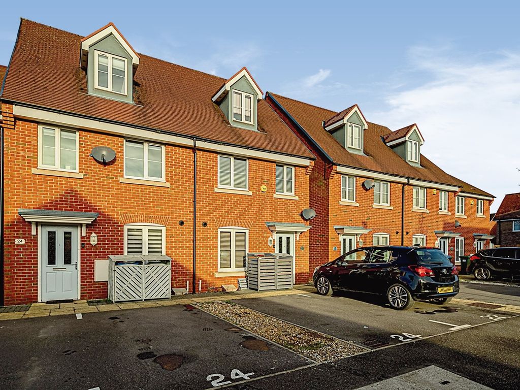 3 bed terraced house for sale in Merton Close, Aylesbury HP18 Zoopla
