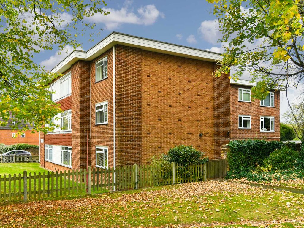 2 bed flat to rent in Cheam Road, Epsom KT17, £1,550 pcm Zoopla