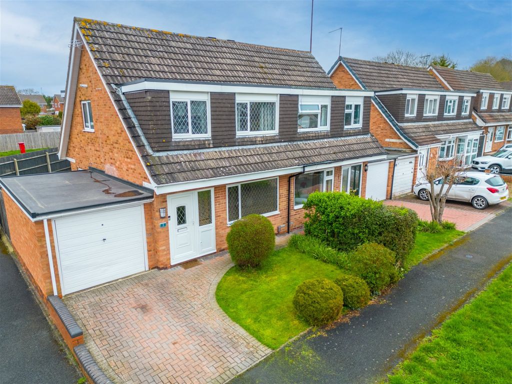 3 bed semidetached house for sale in Newent Close, Winyates Green