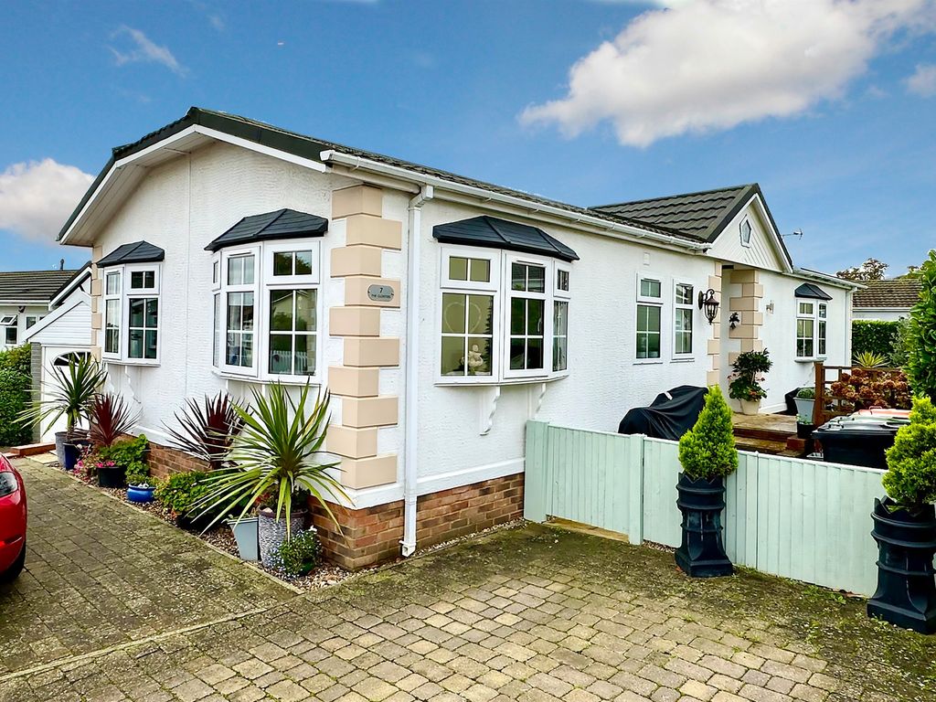 2 bed mobile/park home for sale in Half Moon Lane, Pepperstock, Luton