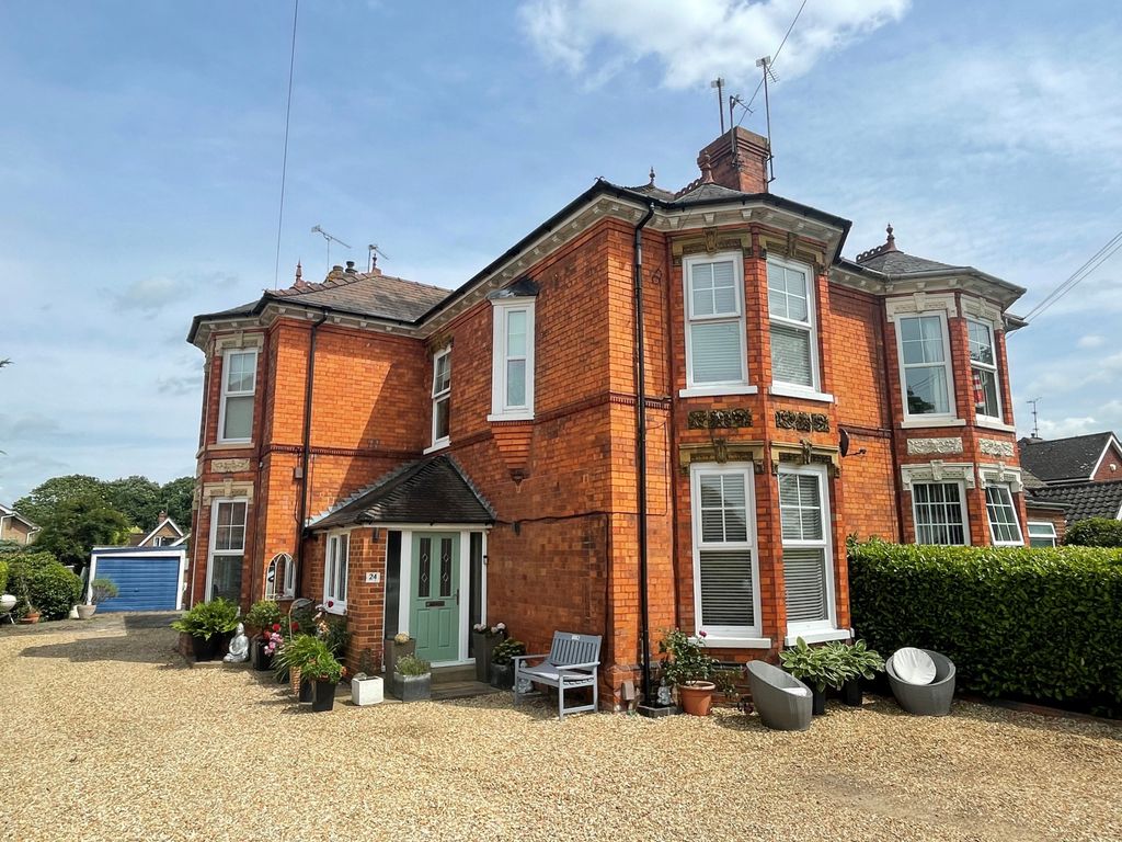 2 bed flat for sale in Doddington Road, Lincoln LN6, £150,000 Zoopla