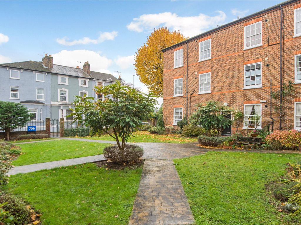 2 bed flat for sale in Hampton Road, Teddington, Middlesex TW11, £